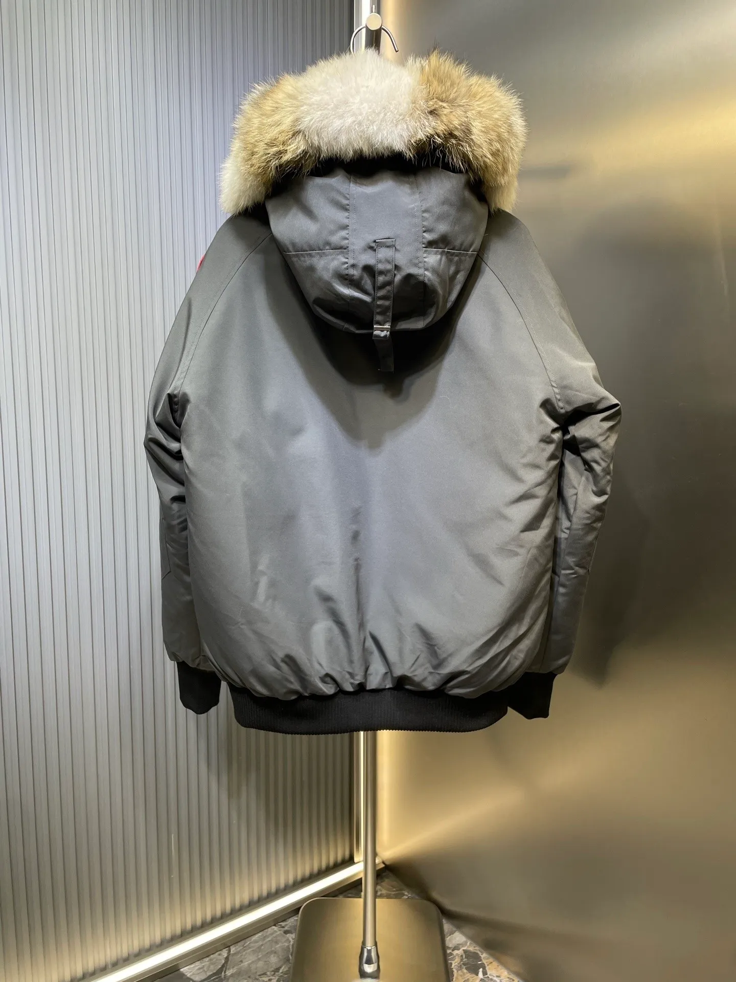 P760 original top quality Canada Goose #Chilliwa 7999M pilot short style/01 style #Men and Women Same Style# Synchronized anti-counterfeiting chip sensor! ➖ Imported 21S polyester-cotton blended original fabric [Last year’s 16S/18S hard fabrics have been completely eliminated, this year all use 21S synchronous fabrics, the soft mid-strap feels delicate and textured], synchronous Feather-Light 10D waterproof coating fabric, made of 84.5 polyester fiber and 15.5 cotton, 100% the best feel in the entire network! ➖ The official website synchronizes the national standard 80 white duck down, you can check the official website customer service, there will never be a series of misleading claims such as 90 down or goose down! ➖ Using the best nylon lon lining with double double-layer sealing design, anti-down 7 needles + grid-filled down ready-made garments, there will be 100% no so-called velvet running! ➖ The cuffs are designed with thickened seamless threads, and the collar and pocket lining are made of top-notch warmth and comfort! ➖ Yoshida YKK provides original custom-made electroplated sliders. YKK two-way lockable zippers are tight and smooth and will not peel off paint! ➖ 3M composite guarantees that the Velcro is the same as the original, durable, and all accessories and hardware are custom-made! ➖ Customized 10,000-needle embroidery labels imported from Behringer embroidery machines, 98% of which restore the original labels. You can check and compare on the official website! ➖ The fur collars are all made of large pieces of Western Canadian blue wolf hide, ensuring that each fur collar is 13-15cm wide!   Size:XS-XXL